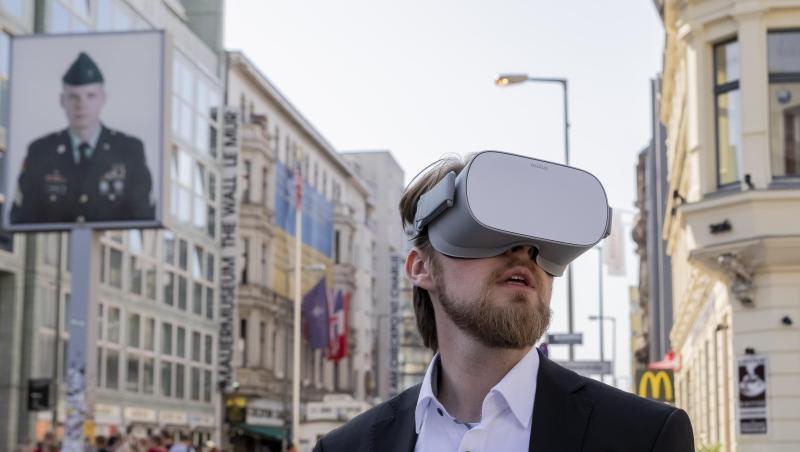 Jonas Rothe, Grunder und Geschaftsfuhrer von TimeRide, bei der Pressevorführung einer virtuellen Zeitreise in das geteilte Berlin. Jonas Rothe, Grunder und Geschaftsfuhrer von TimeRide, bei der Pressevorführung einer virtuellen Zeitreise in das geteilte Berlin.