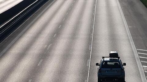 Ein Auto mit Gepäckträger fährt am ersten Samstag der Osterferien auf der Autobahn A8. Foto: Sebastian Gollnow/dpa/Archivbild