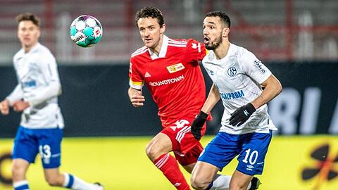 Zwischen Berlins Christian Gentner (l) und Schalkes Nabil Bentaleb gab es keinen Sieger.
