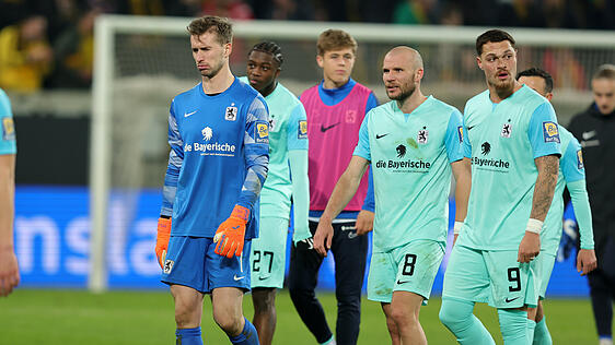 Enttäuschte Löwen nach der 1:2-Niederlage in Dresden.