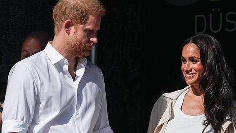 Prinz Harry und Herzogin Meghan stehen auch nach ihrem Rücktritt als hochrangige Royals im Rampenlicht. Ihre Kinder wachsen abseits des Medienrummels auf.