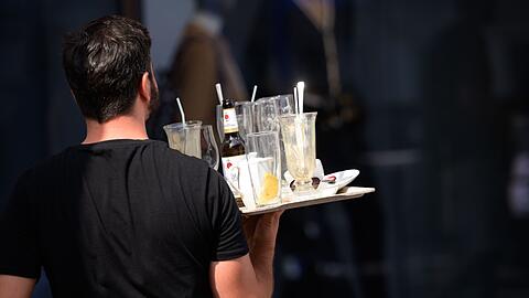 Kellner im Restaurant: Die Preise f&uuml;r Dienstleistungen ziehen an.