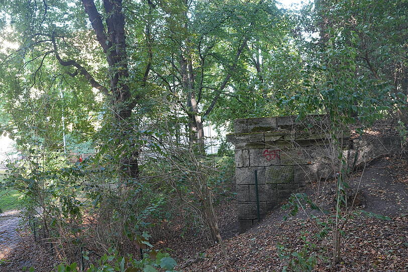 Zwischen Bäumen und Büschen stehen noch Reste der alten Stadtbefestigung herum. Zwischen Bäumen und Büschen stehen noch Reste der alten Stadtbefestigung herum.