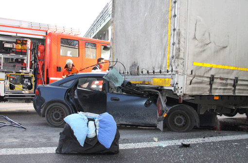 Die Fahrerin übersah das Stau-Ende und raste ungebremst in einen Lkw.