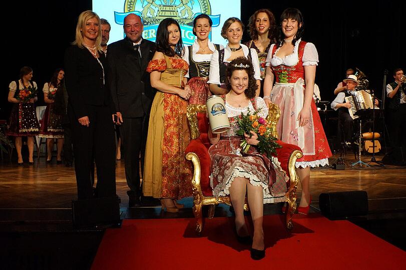 Das ist die neue bayerische Bierkönigin: Maria Krieger posiert mit der Jury auf ihrem Thron.