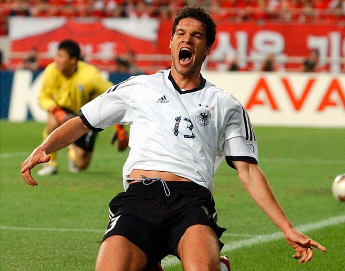 WM 2002 in Japan/Südkorea: Mit Understatement und bunten Sternen ins Finale &ndash; Völlers Team überrascht in Japan/Südkorea. Amin: "Fast perfekter Look zum fast geglückten Coup." Brasilien ist stärker.