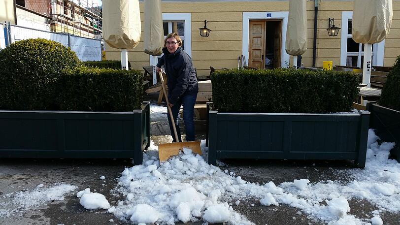 Die letzten Schneereste verschwinden von der Sonnenterrasse.