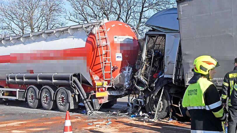 ...dann fuhr ein Sattelschlepper fast ungebremst ins Heck eines Silozuges.
