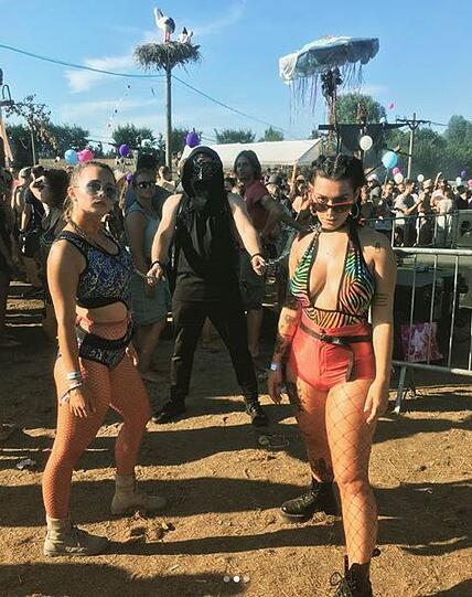 Eric Stehfest mit seiner Frau Edith und einer Freundin beim Techno-Festival.