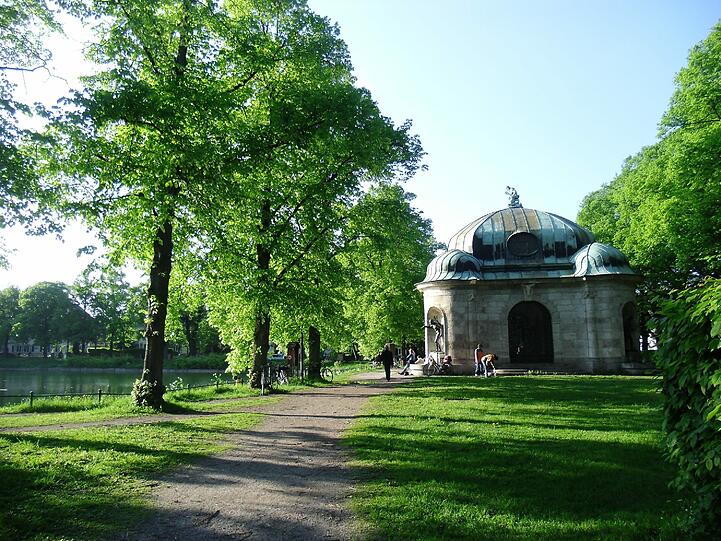 Neben dem Hubertusbrunnen ist gleich der Grünwaldpark.