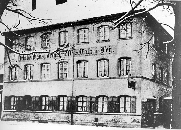 Das Geburtshaus von Karl Valentin in der Lilienstraße um die Jahrhundertwende. Klein: das Wappen der Au. Fotos/Repros: Sigi Müller