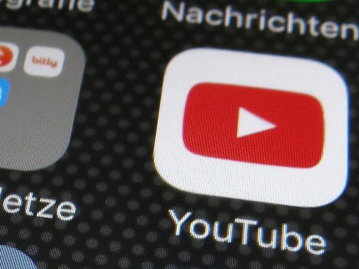 Das YouTube-Logo auf einem Smartphone.