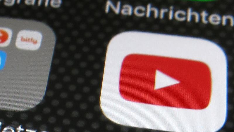 Das YouTube-Logo auf einem Smartphone. Das YouTube-Logo auf einem Smartphone.