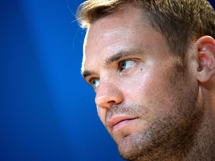 Torwart Manuel Neuer sitzt auf dem Podium. Foto: Sven Hoppe/Archivbild