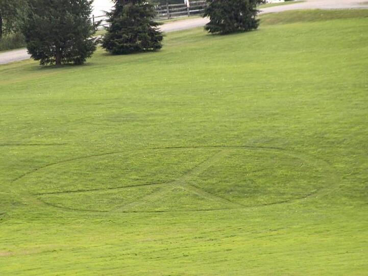Ein Peace-Zeichen auf dem Gelände des Woodstock-Festivals.