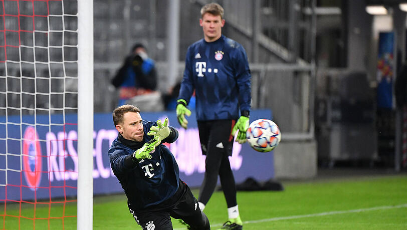 Die Nummer eins und sein möglicher Nachfolger beim FC Bayern? Manuel Neuer und Alexander Nübel (r) in der vergangenen Saison beim Aufwärmen. (Archivbild)