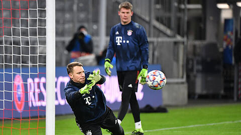 Die Nummer eins und sein Ersatz beim FC Bayern: Manuel Neuer und Alexander Nübel (r) beim Aufwärmen. (Archivbild)