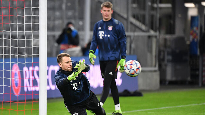 Die Nummer eins und sein Ersatz beim FC Bayern: Manuel Neuer und Alexander Nübel (r) beim Aufwärmen. (Archivbild)