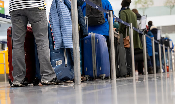 Wer am Freitagvormittag vom Münchner Flughafen abreisen möchte, muss sich auf Wartezeiten einstellen. (Symbolbild) Wer am Freitagvormittag vom Münchner Flughafen abreisen möchte, muss sich auf Wartezeiten einstellen. (Symbolbild)