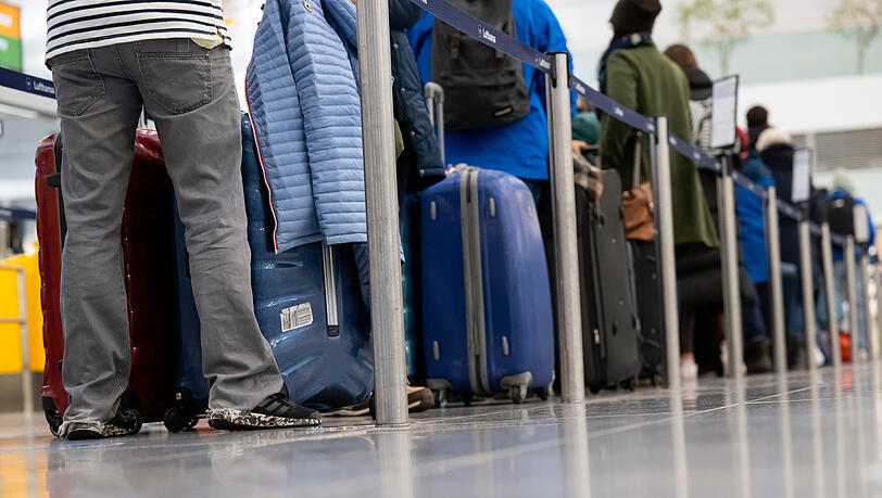 Wer am Freitagvormittag vom Münchner Flughafen abreisen möchte, muss sich auf Wartezeiten einstellen. (Symbolbild) Wer am Freitagvormittag vom Münchner Flughafen abreisen möchte, muss sich auf Wartezeiten einstellen. (Symbolbild)