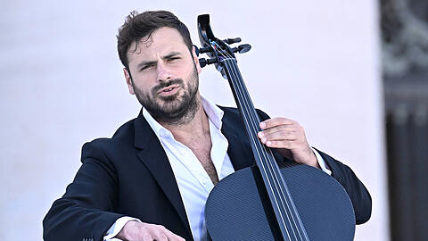Star-Cellist Stjepan Hauser gibt am 28. Oktober 2023 ein Konzert in der Münchner Olympiahalle.
