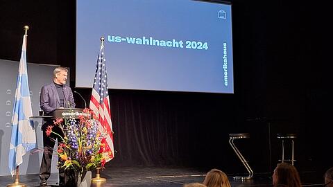 Markus Söder (CSU) spricht zur Eröffnung der Wahlnacht im Amerikahaus. Er wirbt für Zuversicht - auch bei einem Trump-Sieg.