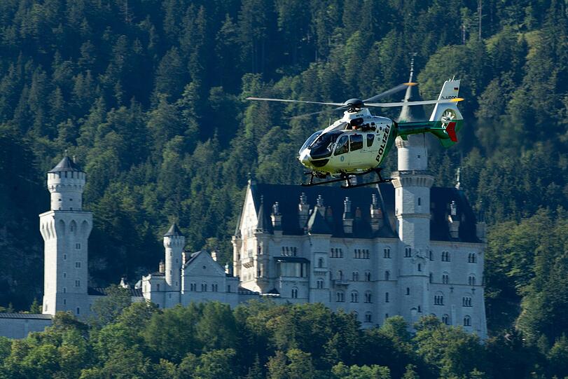 Horror-Nacht für einige Insassen einer Gondel in Schwangau. Nach einem Gleitschirm-Unfall mussten die Fahrgäste teils die Nacht in der Luft verbringen. Rettungskräfte konnten alle Menschen retten.