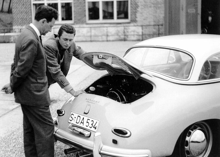 Er entwarf Anfang der 1960er Jahre den legendären Porsche 911, der zu einem der erfolgreichsten Sportwagen der Automobilgeschichte wurde. Am Donnerstag, den 05.04.2012, ist er im Alter von 76 Jahren in Salzburg gestorben: Autodesigner Ferdinand Alexander Porsche. Das teilte die Porsche AG in Stuttgart mit.