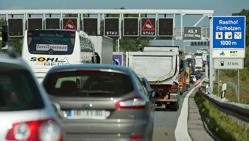 Immer wieder freitags und morgens... Die Autobahn A9 ist ein Dauergast in den bayerischen Verkehrsnachrichten. Immer wieder freitags und morgens... Die Autobahn A9 ist ein Dauergast in den bayerischen Verkehrsnachrichten.