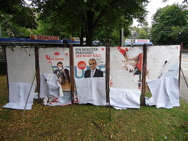 Zerstörungswut: Von den Wahlplakaten bleibt nicht mehr viel übrig.
