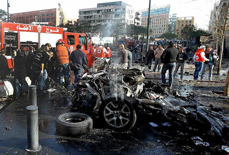Der in einem Auto versteckte
Sprengsatz explodierte am Freitagvormittag, als sich Politiker aus dem Umkreis Hariris zu einer Besprechung treffen wollten. 71 Menschen wurden nach Angaben von Rettungsdiensten verletzt.
