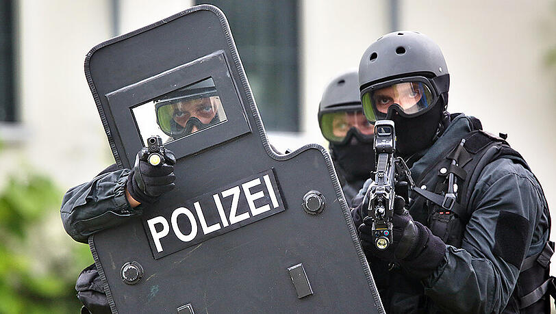 Nach mehreren Stunden stürmte eine Spezialeinheit das Gebäude und fand den Mann - friedlich schlafend. Nach mehreren Stunden stürmte eine Spezialeinheit das Gebäude und fand den Mann - friedlich schlafend.