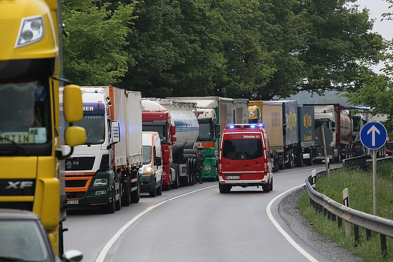 Auf der B12 Reichertsheimer Berg kam es am Donnerstagmittag zu einem Auffahrunfall mit drei Fahrzeugen.