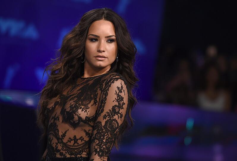 Demi Lovato kämpft seit Jahren mit ihrer Alkohol- und Drogensucht. Nach einem Entzug ging es ihr gut, bis sie 2018 einen Rückfall erlitt und im Juli wegen einer Überdosis verschiedener Substanzen in ein Krankenhaus eingeliefert werden musste.