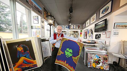 An die 500 Grafiken und 1.000 Poster hat Wolfgang Roucka (hier mit Postern von Masha Hunt und Jimi Hendrix) in seiner Galerie am Schwabinger Wedekindplatz. Jetzt sind viele der Bilder schon eingelagert, am Dienstag muss er den Laden geräumt haben.