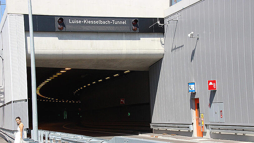 Der Eingang des neuen Tunnels am Luise-Kiesselbach-Platz. Am 23. Juli findet hier, noch vor der eigentlichen Eröffnung, ein Tunnellauf über 6 Kilometer statt. Der Eingang des neuen Tunnels am Luise-Kiesselbach-Platz. Am 23. Juli findet hier, noch vor der eigentlichen Eröffnung, ein Tunnellauf über 6 Kilometer statt.