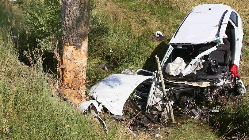 Der 36-jährige Skoda-Fahrer kam aus noch ungeklärter Ursache mit hoher Geschwindigkeit nach rechts von der Fahrbahn ab und kollidierte mit einem Baum.