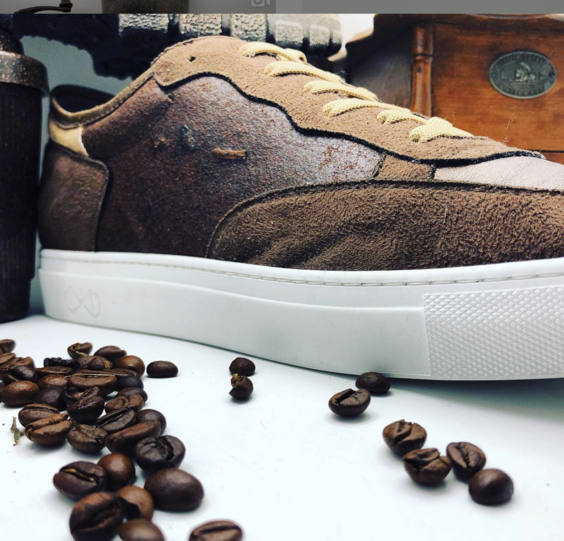 Die Sohle der Schuhe wird aus Plastikflaschen hergestellt.