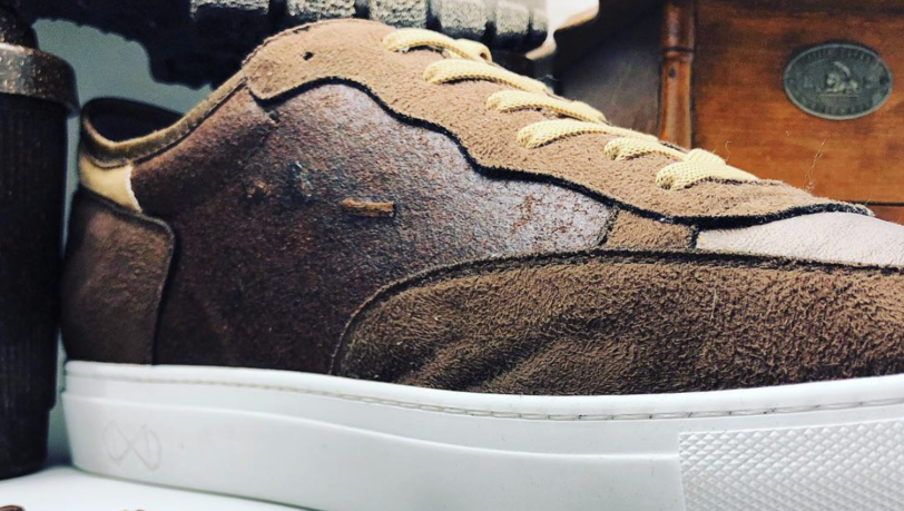 Die Sohle der Schuhe wird aus Plastikflaschen hergestellt. Die Sohle der Schuhe wird aus Plastikflaschen hergestellt.