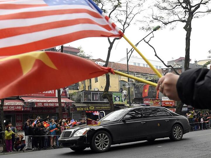 Die Autokolonne mit Kim Jong Un kommt in Hanoi an.