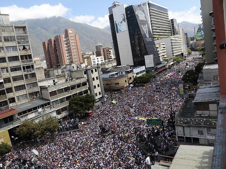 Massendemonstration in der venezolanischen Hauptstadt Caracas gegen die Regierung von Präsident Maduro.