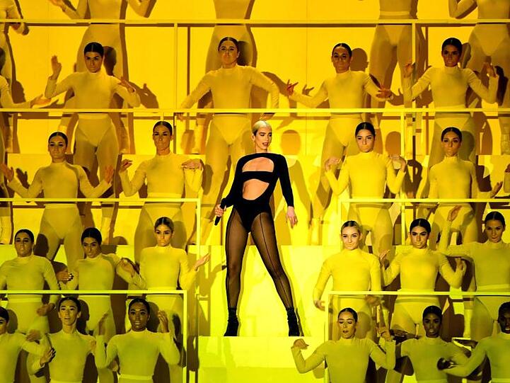 Die britische Sängerin Dua Lipa (m.) bei den MTV Europe Music Awards.