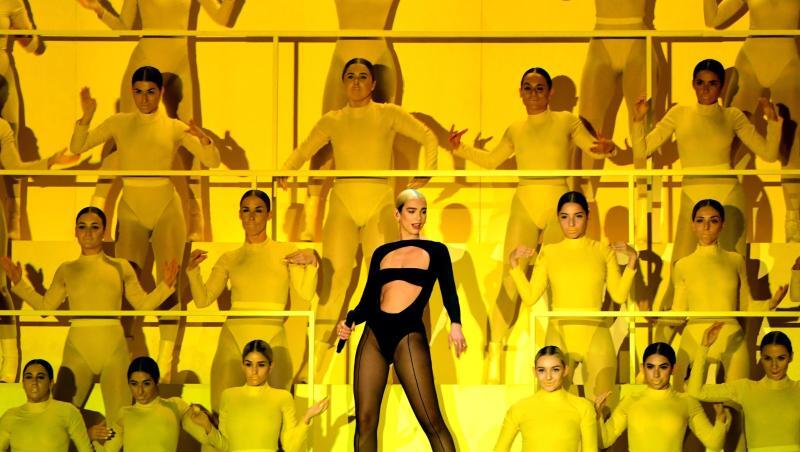 Die britische Sängerin Dua Lipa (m.) bei den MTV Europe Music Awards. Die britische Sängerin Dua Lipa (m.) bei den MTV Europe Music Awards.