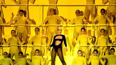 Die britische Sängerin Dua Lipa (m.) bei den MTV Europe Music Awards.