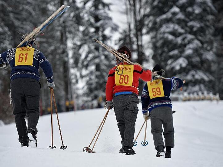 Teilnehmer gehen am 07.01.2017 in Krün (Bayern) beim Nostalski-Rennen mit ihren alten Ski den Berg hoch. Foto: Angelika Warmuth/Archiv