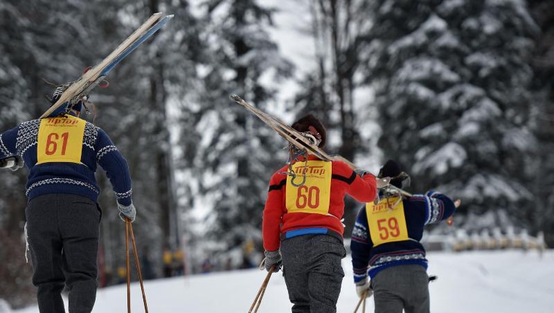 Teilnehmer gehen am 07.01.2017 in Krün (Bayern) beim Nostalski-Rennen mit ihren alten Ski den Berg hoch. Foto: Angelika Warmuth/Archiv Teilnehmer gehen am 07.01.2017 in Krün (Bayern) beim Nostalski-Rennen mit ihren alten Ski den Berg hoch. Foto: Angelika Warmuth/Archiv