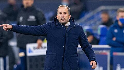 Schalkes Trainer Manuel Baum gibt während eines Spieles Anweisungen an seine Spieler.