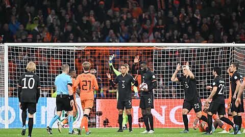 Schiedsrichter Craig Pawson (2.v.l) gibt einen Elfmeter für die Niederlande, der später per Videobeweis zurückgenommen wird.