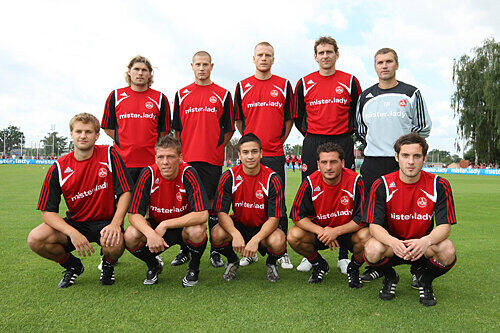 Alle Neune: Club-Trainer Thomas von Heesen mit den Neuzugängen Mario Breska, Michael Kammermeyer, Peter Perchtold, Raphael Schäfer (obere Reihe v.l.), Pascal Bieler, Mike Frantz, Chhunly Pagenburg, Ioannis Masmanidis und Juri Judt (untere Reihe v.l.).