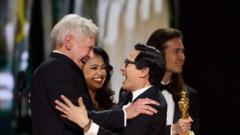 Harrison Ford (l.) und Ke Huy Quan freuen sich über ihr Wiedersehen.